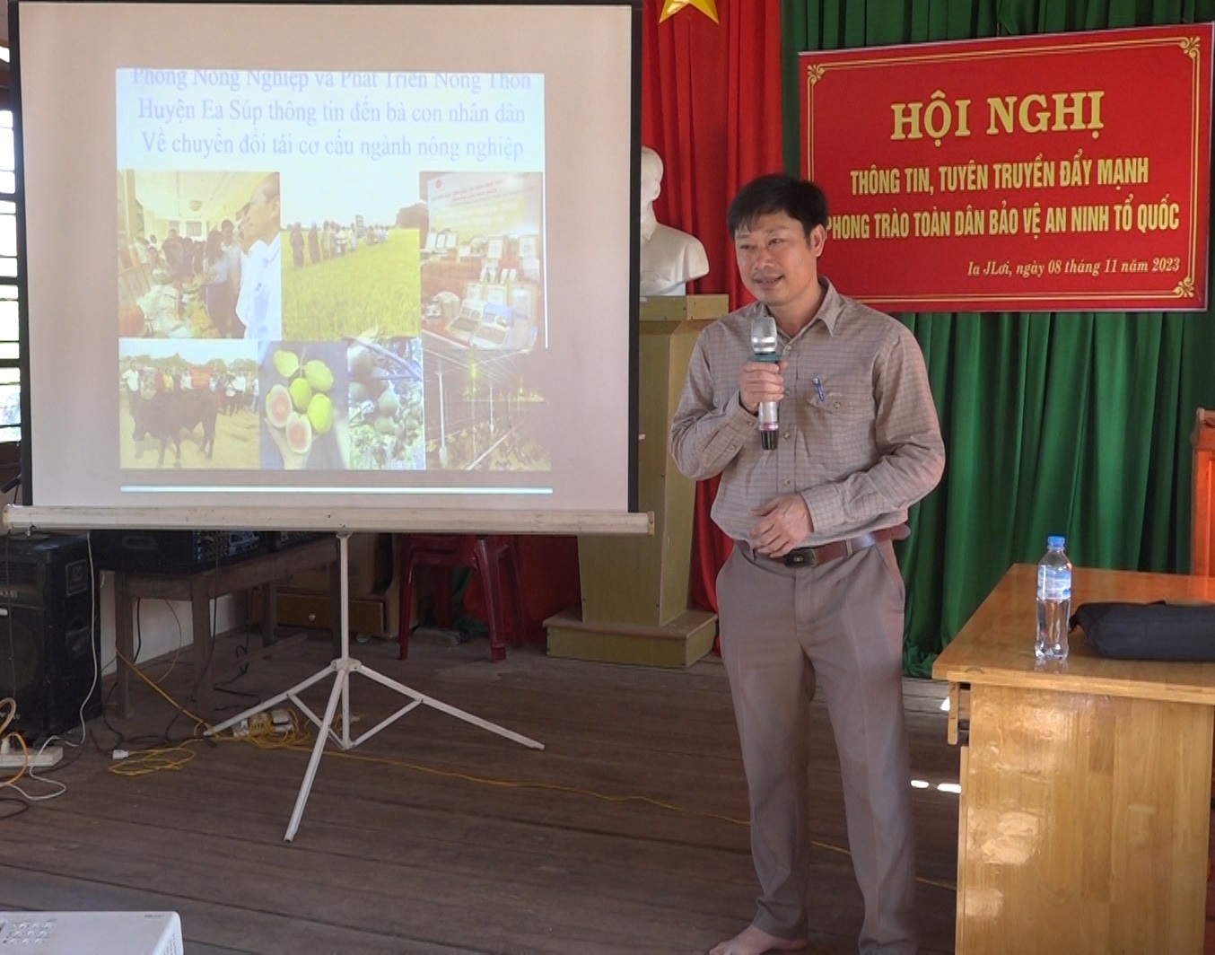 trưởng phòng Nông nghiệp và phát triển nông thôn huyện Nguyễn Ba Bân trao đổi các nội dung liên quan đến phát triển nông nghiệp tại buổi tuyên truyền